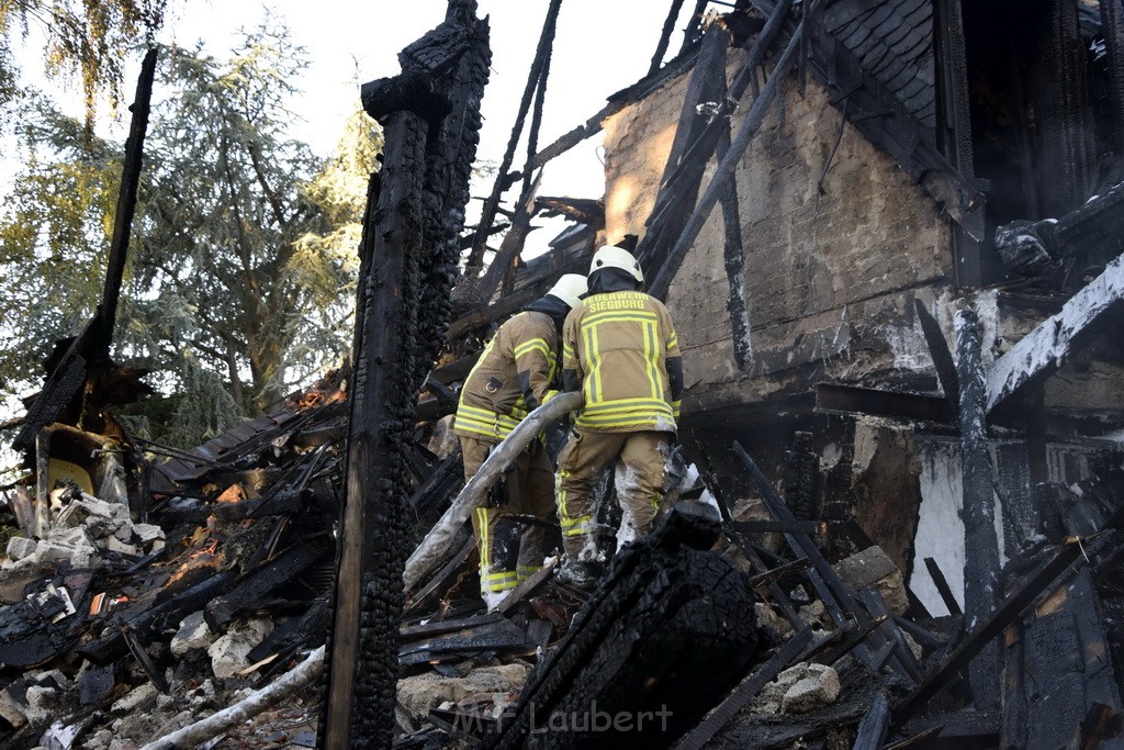 Grossfeuer Einfamilienhaus Siegburg Muehlengrabenstr P1127.JPG - Miklos Laubert